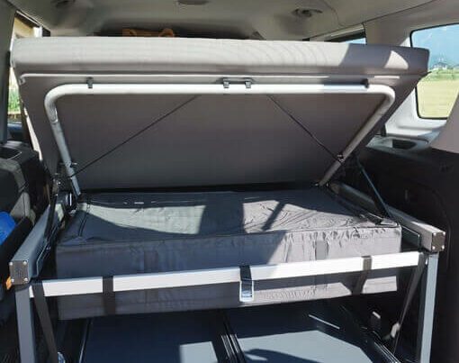 Kofferraum Tasche vom FRED Schlafsystem mit 90l Stauraum im Fiat Doblo