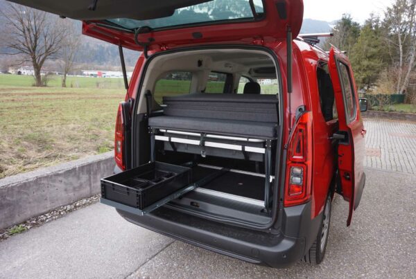 Heckausbau FRED Schlafsystem mit Auszug im Peugeot Rifter