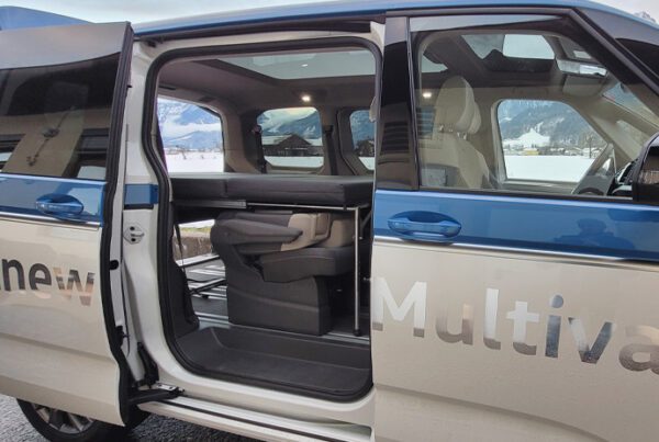 Zugang zum FRED Schlafsystem im VW T7 Multivan an der Schiebetür